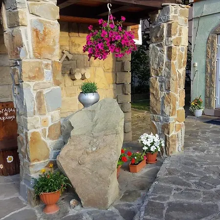 кам'яний двір Lodge