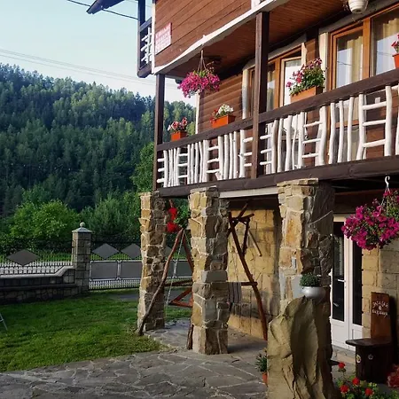 кам'яний двір Lodge Jaremtsche
