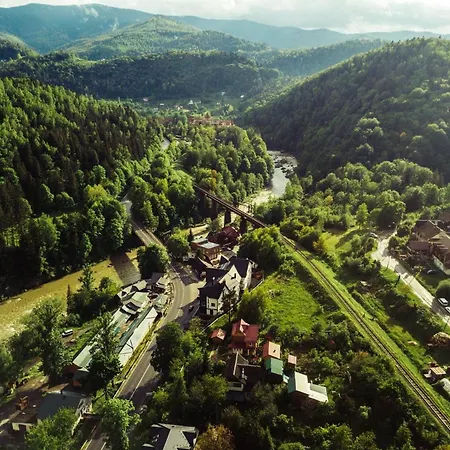 кам'яний двір Lodge Jaremtsche